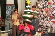 Jürgen (Oliver Bokern, r.) und Hannah (Laura Osswald, l.) befinden sich in einem freundschaftlichen Gerangel, als Yvonne (Bärbel Schleker, M.) dazustößt.