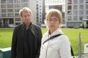 Marc Trojan (Jean-Marck Birkholz, l.) bemerkt Lisas (Alexandra Neldel, r.) Melancholie ob Mariellas und Davids Versöhnung.