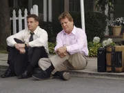 Nach all den Vorfällen setzt Lynette ihren Ehemann Tom (Doug Savant, l.) und ihren Schwiegervater Rodney (Ryan O'Neal, r.) vor die Tür ...