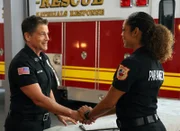 Owen Strand (Rob Lowe, l.); Tommy Vega (Gina Torres, r.)