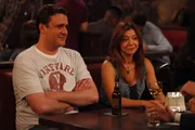 Sind Marshall (Jason Segel, l.) und Lily (Alyson Hannigan, r.) Teds Meinung, dass die Partnersuche schwieriger wird, wenn die Leute die 30 überschritten haben?