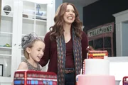 Sophie Cooper (Marlow Barkley, l.); Mia (Vanessa Bayer, r.)
