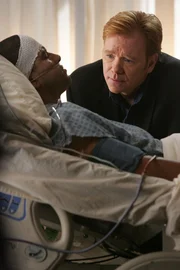 Im Krankenhaus verspricht Lt. Horatio Caine (David Caruso, r.) seinem Kollegen Eric (Robert Rodriguez, l.), dass er den flüchtigen Mörder Clavo Cruz hinter Schloss und Riegel bringen wird.