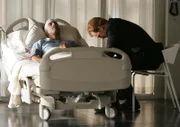 Eric (Robert Rodriguez, l.), der von Cruz bei einem Schusswechsel getroffen wurde, befindet sich mit schweren Verletzungen im Krankenhaus. Lt. Horatio Caine (David Caruso, r.) hofft, dass sein Kollege durchhält ?