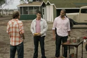 Der junge Dennis wird während eines Jagdausflugs von einem Bären getötet. Ryan Wolfe (Jonathan Togo, M.) und Eric Delko (Adam Rodriguez, r.) stellen jedoch bald fest, dass das kein Zufall war ...