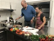 Pleite, Pech und keine Pfannen - in "Mel's Taverne tanzt das Chaos statt Sirtaki. Das bedeutet viel Arbeit für Sternekoch Frank Rosin (l.) und Betreiberin Mel (r.) ...