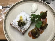 Auf Mels Speisekarte haben sich neben dem typischen Gyros auch das allseits beliebte Schnitzel und die Currywurst verirrt. Gastro-Experte Frank Rosin versucht, die Karte in "Mel's Taverne" in Moers mit neuen Gerichten (Foto) und schöner Präsentation auf dem Teller zu bereichern.