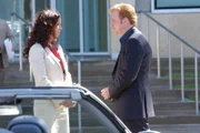 Bei einem Hausbrand kommt Brett Morrison ums Leben. Yelina Salas (Sofia Milos, l.) und Lt. Horatio Caine (David Caruso, r.) sind sich sicher, dass es sich um Brandstiftung gehandelt hat ...