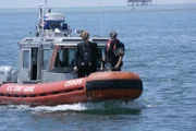 Nachdem am Strand die Leiche eines Mannes gefunden wird, untersucht Lt. Horatio Caine (David Caruso, l.) zusammen mit seinem Team das umliegende Gewässer ...