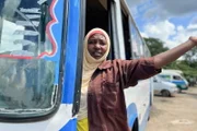 Hot Roads - Die gefährlichsten Strassen der Welt Tansania Fahrkartenkontrolleurin Mwanaheri Pazi am Busbahnhof von Bagamoyo, Tansania
