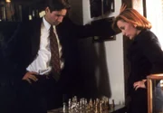Mulder (David Duchovny, l.) erklärt Scully (Gillian Anderson, r.), warum er nach einer Serie von Selbstmorden und Unglücksfällen in einem Militärkrankenhaus glaubt, ein bestimmtes Mordschema zu erkennen.
