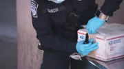 CBP-Beamter Garcia öffnet ein Paket, das im Fahrzeug eines Reisenden gefunden wurde. (Kredit: National Geographic)