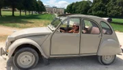 Simin vor dem Château de Vaux.