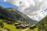 Einsam und idyllisch liegt das Villgratental in Osttirol. Wer sich ganz auf sich selbst zurück geworfen fühlen möchte, der kommt hierher. Und natürlich gibt es sie hier auch, die Leute, die hier aufgewachsen sind und gar nichts anderes kennen als diesen innigen Kontakt mit den Bergen, der Sonne und dem Himmel.