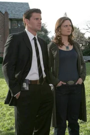 (v.l.n.r.) Booth (David Boreanaz); Dr. Brennan (Emily Deschanel)