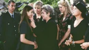 Nina (Tine Worch, 2.v.li.) dankt Uschi (Barbara Freier, Mi.) für ihre ehrliche Trauerrede. (v.li.: Thomas Engel, Tine Worch, Christiane Reiff, Barbara Freier, Victoria Madincea, Uta Prelle -hi.-, Christine Schuberth).