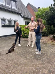 Rauhaardackel Ferdinand dagegen leidet lautlos aber nicht weniger heftig, wenn er im Auto mitfahren muss. Katrin und Alexander holen sich bei Hundetrainerin Ellen Marques (r.) Hilfe.