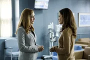 Grace (Jennifer Finnigan, l.); Rhonda Cheng (Reiko Aylesworth, r.)