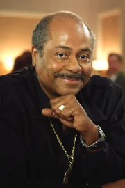 Leon Simmons Jr. (Old M.C.).