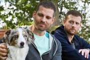 Käthe und ich – Das Adoptivkind Diskutieren Bens plötzliche Verhaltensänderung: Moritz Otto als Dominik, Christoph Schechinger als Paul