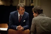 Dr. Hannibal Lecter (Mads Mikkelsen, l.) warnt Will Graham (Hugh Dancy, r.) eindringlich, seine F&auml;higkeiten nicht zu oft einzusetzen, da diese seine Psyche stark belasten ...