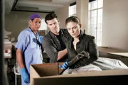 Dr. Brennan (Emily Deschanel) und Agent Booth (David Boreanaz, M.) versuchen das rätselhafte Verschwinden einer Leiche aufzuklären. (l. Scott Lawrence als Sam Potter)