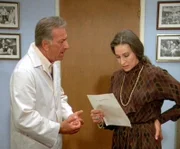 Quincy (Jack Klugman) versucht seiner alkoholkranken Kollegin Dr. Lorraine Linderman (Ina Balin) zu helfen.