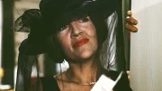Walter (Katy Karrenbauer), die aus Reutlitz geflohen ist, um an Susannes Beerdigung teilzunehmen, hat sich ein Zimmer genommen und verkleidet, um nicht erkannt zu werden.