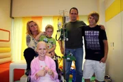 Petra (41), Gerd (43) und ihre drei Kinder Tobias (13), Tabea (10) und Tom (3). Letztes Jahr wurde bei der kleinen Tabea Knochenkrebs festgestellt - ihr linkes Bein mußte sofort amputiert werden.