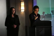 Rossi (Joe Mantegna, r.) hält zusammen mit Prentiss (Paget Brewster, l.) eine Unterrichtstunde zum Thema Profiling, als er einen Anruf von einem Serienkiller erhält, der ihm den Aufenthaltsort seines letzten Opfers gibt ...