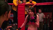 Carly Shay (Miranda Cosgrove, vorne, r.)