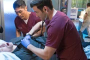 V.l.: Dr. Ethan Choi (Brian Tee), Dr. Connor Rhodes (Colin Donnell)  Die Verwendung des sendungsbezogenen Materials ist nur mit dem Hinweis und Verlinkung auf TVNOW gestattet.