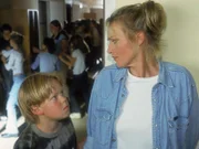 Obwohl die Kinder fast die Jugendherberge zerlegen, bedarf es für Markus nur eines Blickes, damit seine Mutter Rita nicht eingreift.
