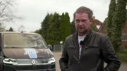 Birgit und Dieter haben sich eine Mammutaufgabe vorgenommen, als sie das Sorgerecht für ihre vier Enkel übernehmen. Ihr VW Bulli bleibt häufig liegen, ohne Auto sind die Wege zu Schule, Einkauf oder Ärzten nicht zu bewältigen.