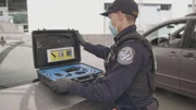 Polizist Patrick Villarico beim Auspacken eines Glasfaserfernrohrs. (Kredit: National Geographic)