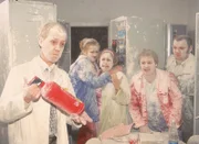 Schumann (Lutz Herkenrath) hat den Pausenraum in Brand gesteckt. Rita (Gaby Köster), Gisi (Franziska Traub), Didi (Dustin Semmelrogge) und Bernie (Georg Alfred Wittner) mussten etwas leiden.