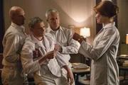 Snart (Wentworth Miller, 2.v.l.); Dr. Moore (Annabel Marshall-Roth, r.)