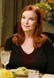 Bree (Marcia Cross) erfährt von Gloria, dass Orson seine Frau Alma mit Monique betrogen hat, mit der auch Harvey Bicksby eine Affäre hatte ..
