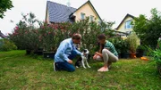 Ehepaar Franzen aus Troisdorf mit "Idefix", einem Mischling aus dem Tierschutz / Rumänien.  Die Verwendung des sendungsbezogenen Materials ist nur mit dem Hinweis und Verlinkung auf TVNOW gestattet.