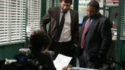 Lt. van Buren (S. Epatha Merkerson, vorne) bespricht mit den Detectives Lupo (Jeremy Sisto, li.) und Bernard (Anthony Anderson) das weitere Vorgehen mit dem potentiellen Informanten Sameer.