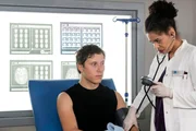 Vivi (Jane Chirwa, rechts) nimmt die ersten Untersuchungen an Chris Lewandoswki (Jan-David Bürger) vor. Vivi (Jane Chirwa, rechts) nimmt die ersten Untersuchungen an Chris Lewandoswki (Jan-David Bürger) vor.