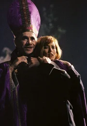 Die Schauspielerin Tea Leoni (r.) spielt in der Hollywood-Verfilmung eines "Akte X"-Falles die von dem rauchenden Pontifex (Tony Amendola, l.) gekidnappte Scully.