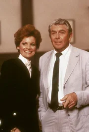 Die Staatsanwältin Julie und Matlock treffen sich im Gerichtssaal.