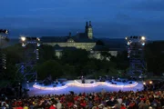Blick auf die Bühne.