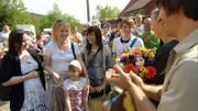 Michaela (2.v.li.) und ihre Familie werden von Eva Brenner, John Kosmalla, dem Zuhause im Glück-Team und vielen Freunden und Nachbarn in Empfang genommen