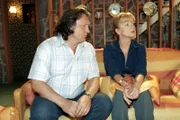 Helga (Ulrike Mai, r.) war allein zu Haus - und macht Bernd (Volker Herold, l.) wegen seines Wegbleibens nach Feierabend Vorwürfe - schließlich hat sie sich Sorgen gemacht.