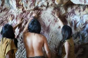 In der Cueva de las Manos, der Hˆhle der H‰nde, in S¸d-Argentinien wurden neben anderen Malereien unz‰hlige Handabdr¸cke von Menschen gefunden.