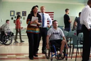 Hoffnung für Charlie, der im Krieg ein Bein verlor (Ben Bowen, r.): Wird er Dank Callie (Sara Ramirez,l.) und Owen (Kevin McKidd, M.) schon bald wieder selbstständig laufen können?