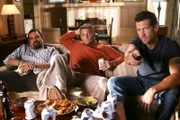 Tom (Doug Savant, M.) wundert sich, warum Carlos (Ricardo Antonia Chavira, l.) sich als bester Freund von Mike (James Denton, r.) ausgibt ...