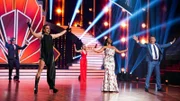 Die Jurymitglieder (v.l.) Jorge González, Motsi Mabuse und Joachim Llambi demonstrieren zusammen mit den Moderatoren Victoria Swarovski und Daniel Hartwich (hinten links) den „Happy Zuschauerdance“.